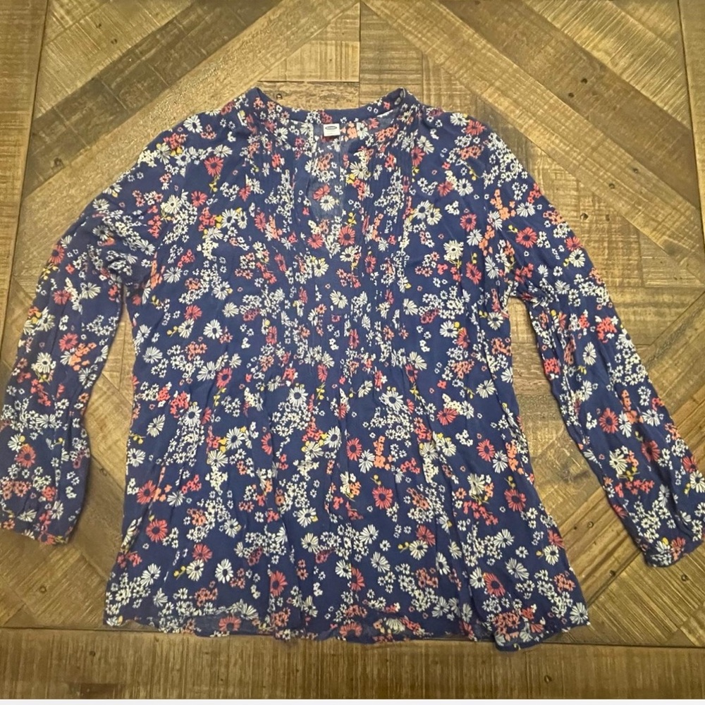 Old Navy Pintuck Swing Blouse in a navy blue floral print